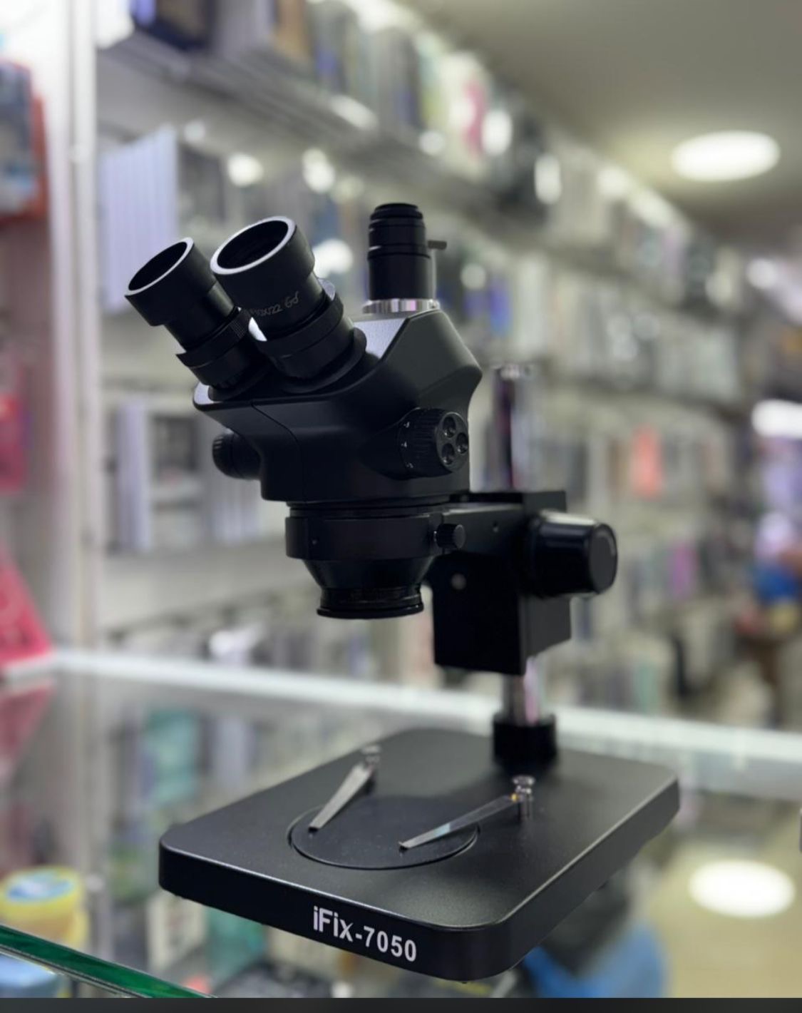 Microscopio trinocular con base  7050  (negro)