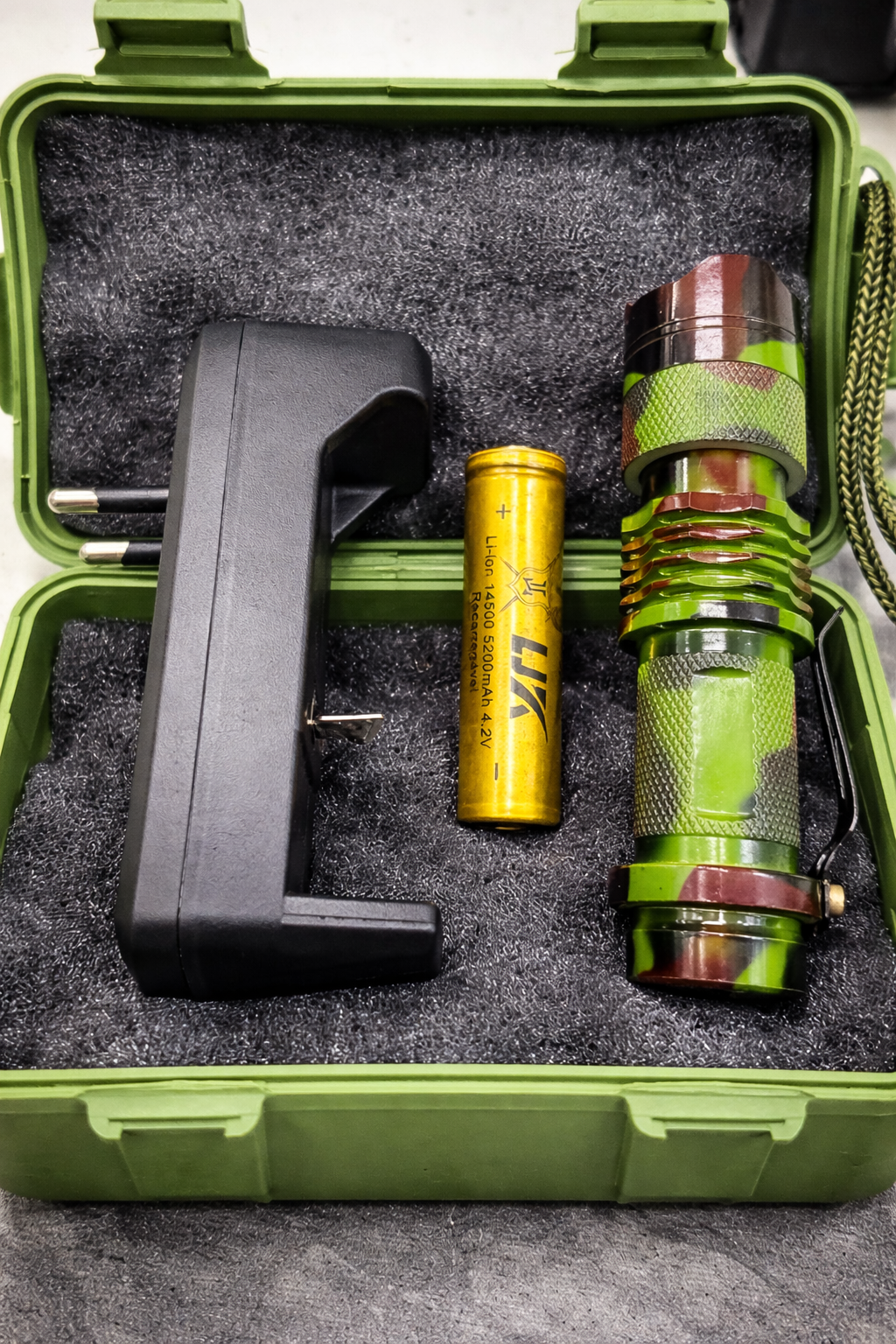 Linterna De Mano Camuflaje + Cargador De Pila